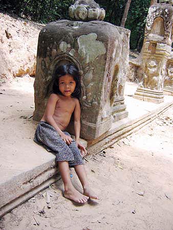 kleine_kambodschanerin_angkor