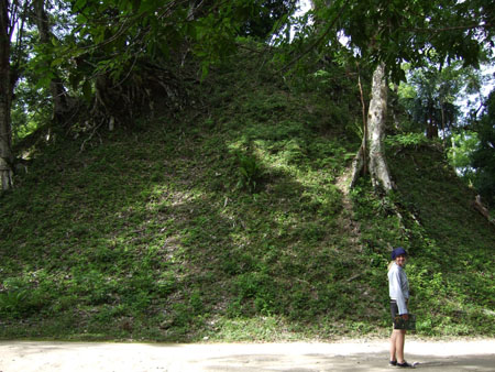 ueberwucherte_pyramide1_flores_tikal_guat