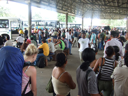 anstehen_am_bus_nach_nicaragua