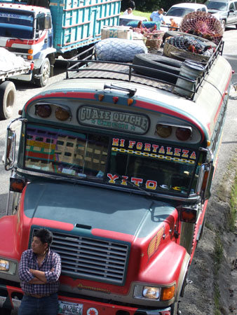 huehner_auf_busdach_bus_nach_panajachel_guate